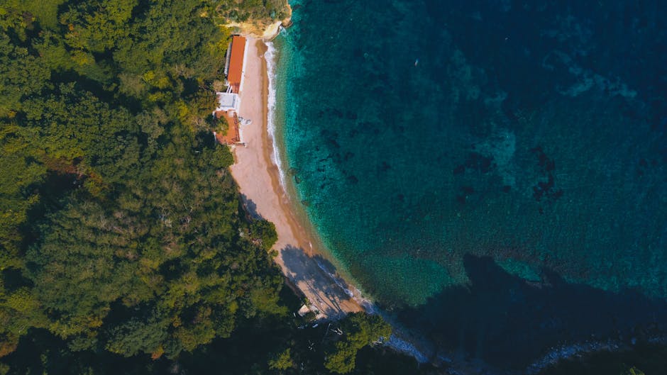 Widok z lotu ptaka na odludną plażę i turkusowe wody w Czarnogórze