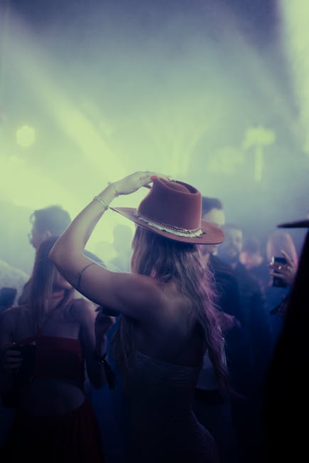 Donna con cappello rosso balla in discoteca illuminata in Montenegro