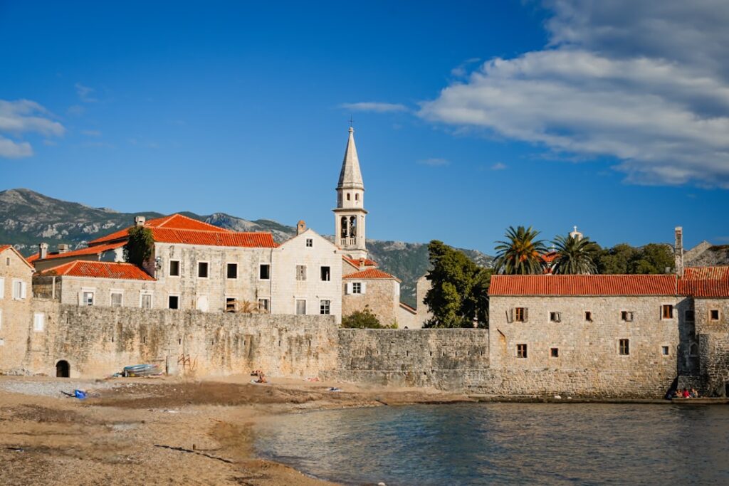 Lungomare di Budva al tramonto, passeggiata sul mare