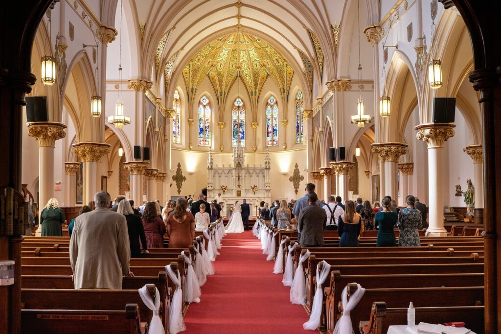 Interno di chiesa in Montenegro decorato per matrimonio con invitati