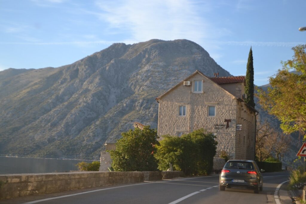 Schilderachtige kustweg nabij Kotor