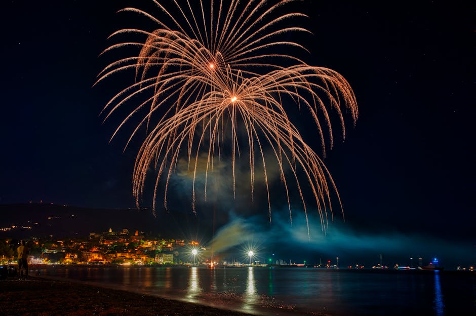 Fuochi d'artificio sopra la baia di Kotor, riflessi sulle acque notturne
