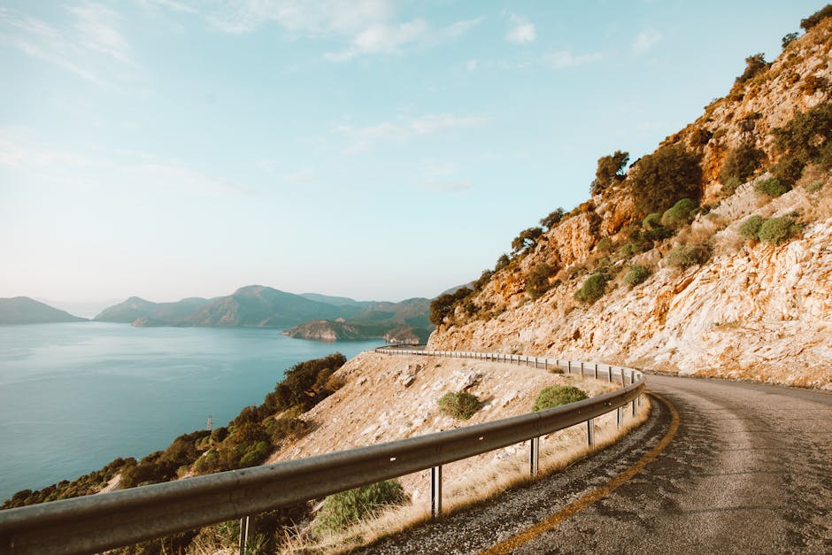 Strada panoramica a tornanti sul mare lungo la costa del Montenegro