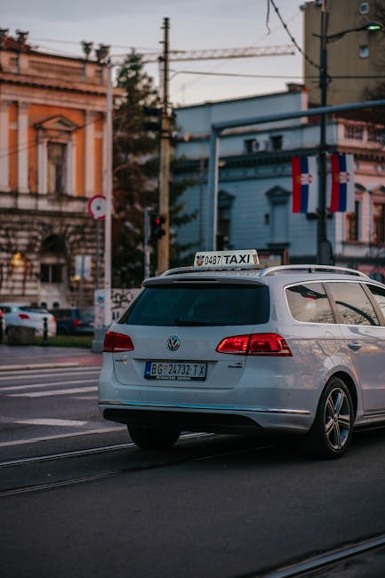 Avonds straatbeeld met taxi in een kustplaats
