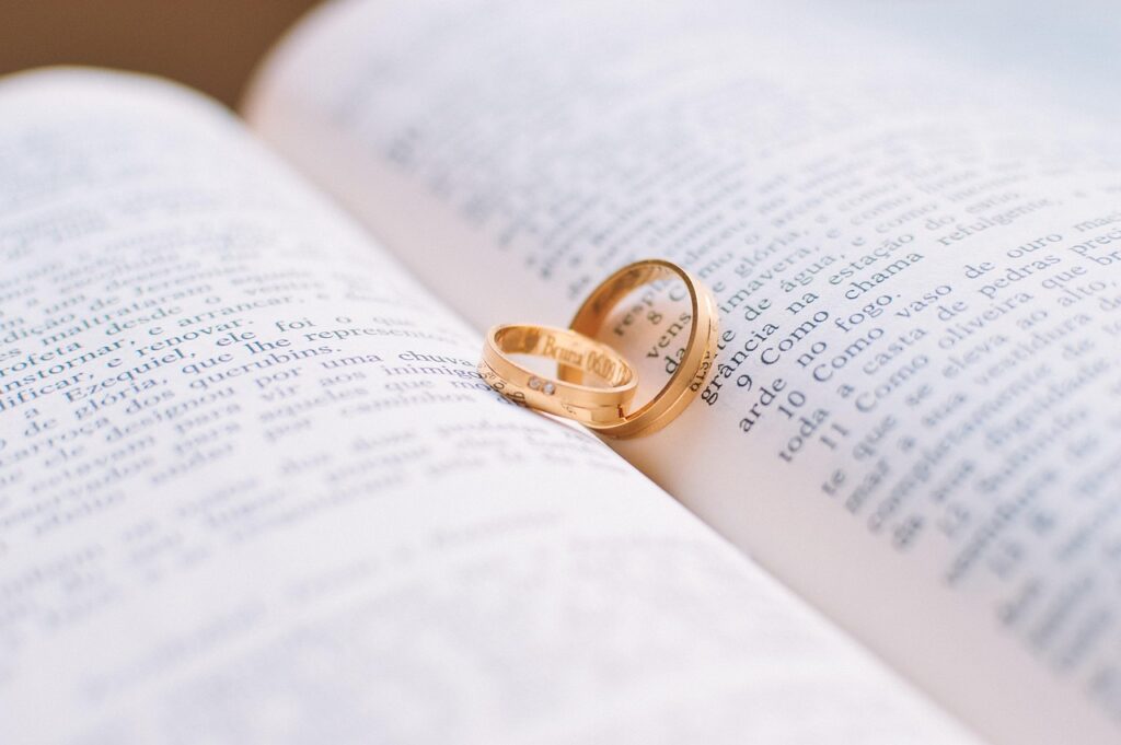 Fedi d'oro appoggiate su libro aperto durante rito matrimoniale in Montenegro