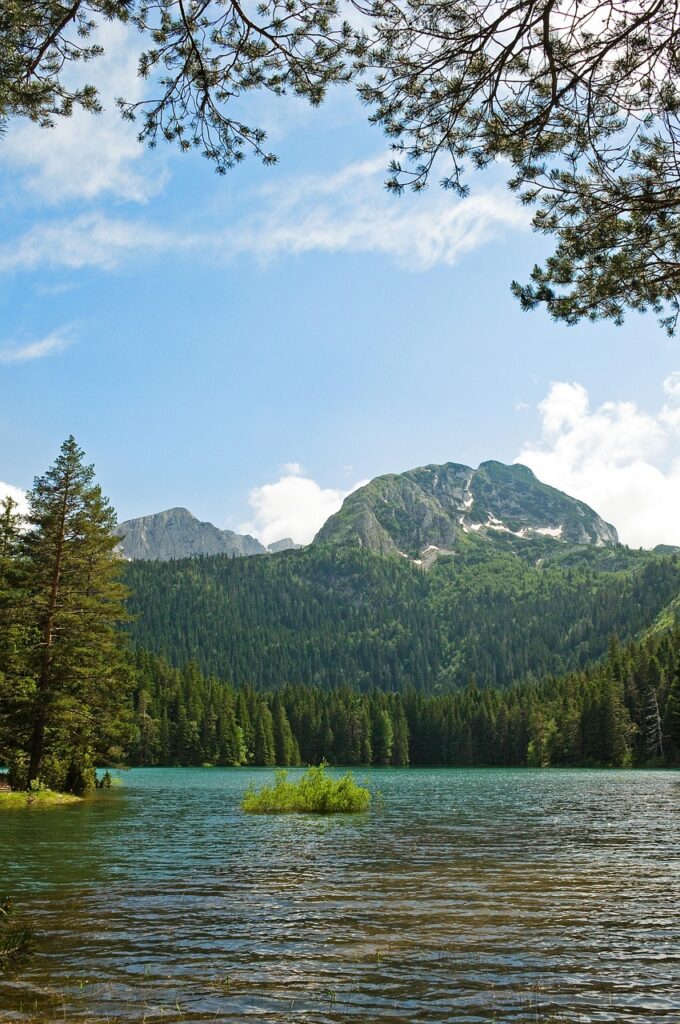 Escursionisti al Lago Nero (Crno Jezero) d'estate