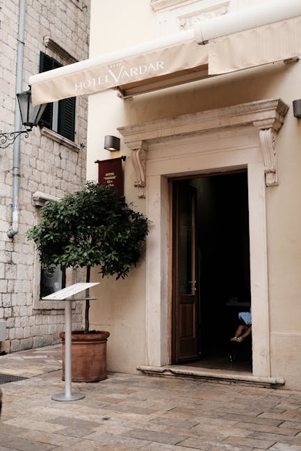 Ingresso con tenda 'Hotel Vardar' in vicolo di centro storico montenegrino
