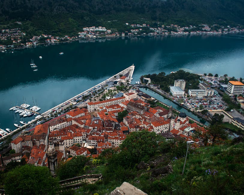 Stare miasto Kotor z przystanią i falochronem nad zatoką w Czarnogórze