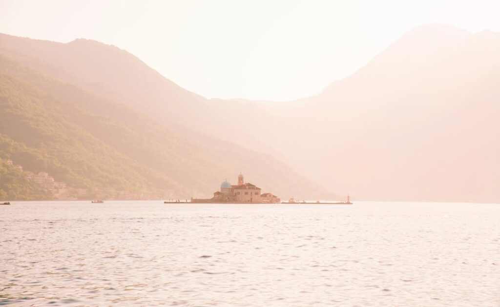 Isoletta con chiesa nelle Bocche di Cattaro, Montenegro al tramonto