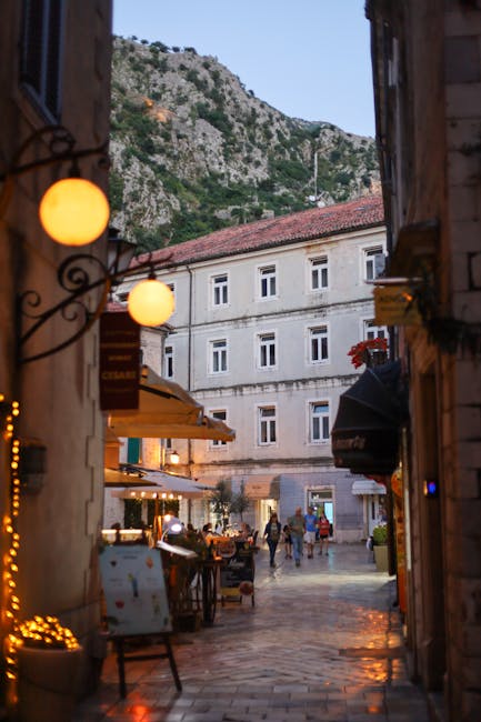 Vicoli lastricati del centro montenegrino con ristoranti e montagne