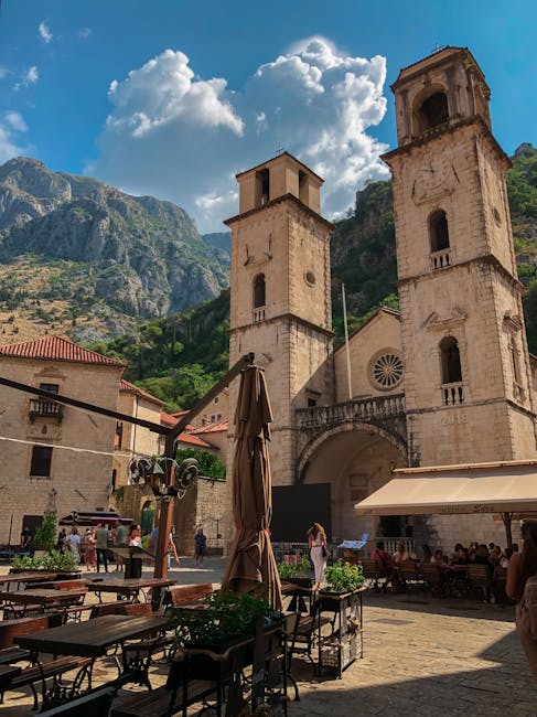 Due torri della cattedrale di Kotor, monumento storico del Montenegro