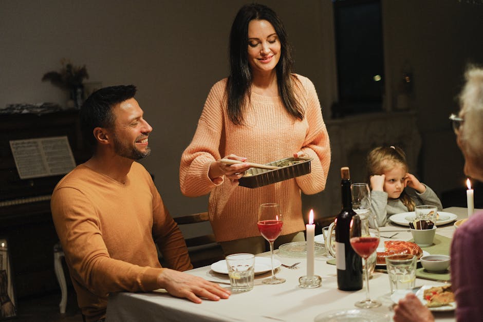 Famiglia montenegrina a tavola: donna serve cibo, bimbo annoiato