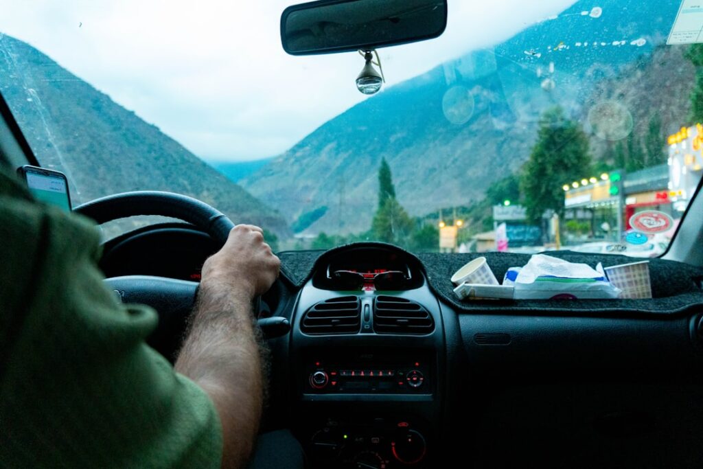 Passagier geeft euro's aan taxichauffeur in de auto