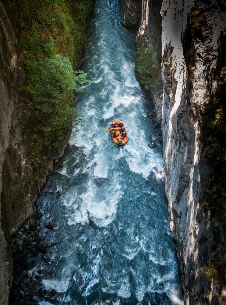 Rafting sul fiume Tara nel canyon tra montagne e rapide