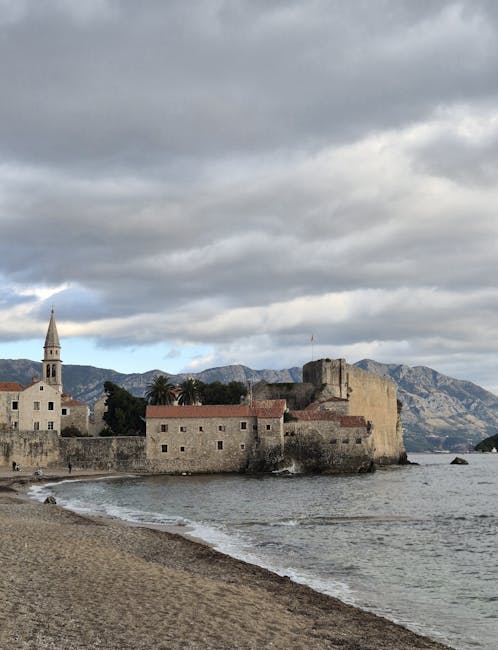 Tramonto sulla riviera di Budva con palme sul lungomare