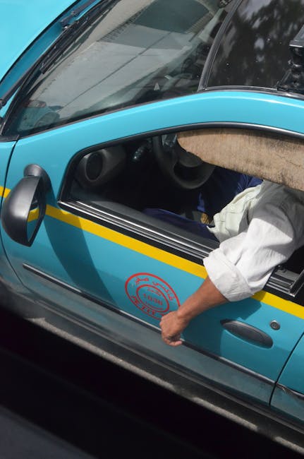 Taxichauffeur toont zijn legitimatie in de taxi