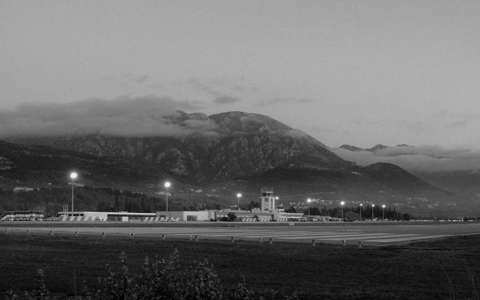 Port lotniczy Tivat i pas startowy u podnóża gór w Czarnogórze