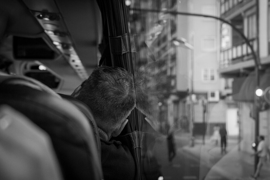Viaggiatore che sale su un autobus di montagna