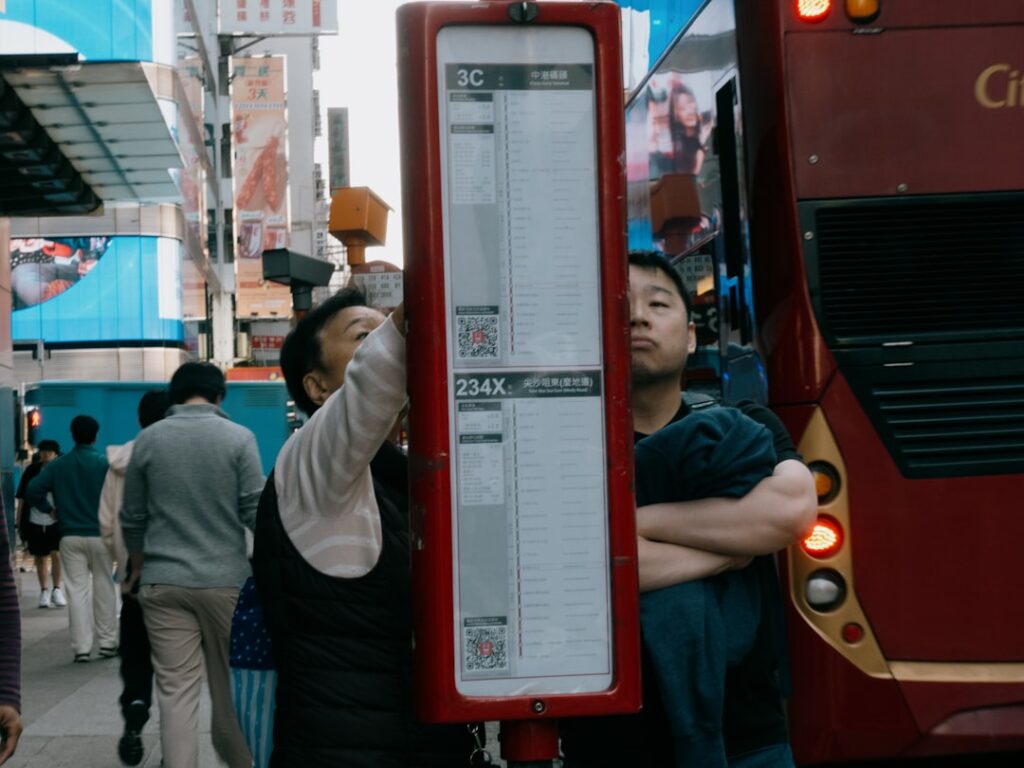 Viaggiatore che controlla gli orari degli autobus al chiosco