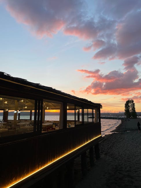 Restaurant auf Stelzen am Strand bei Sonnenuntergang in Ulcinj