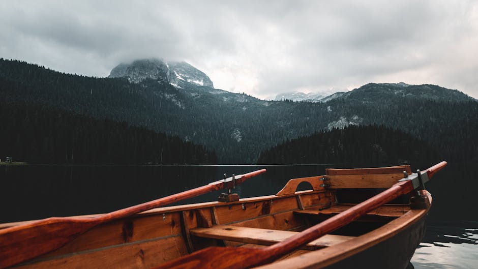 Barque en bois au premier plan sur un lac montagnard du Monténégro