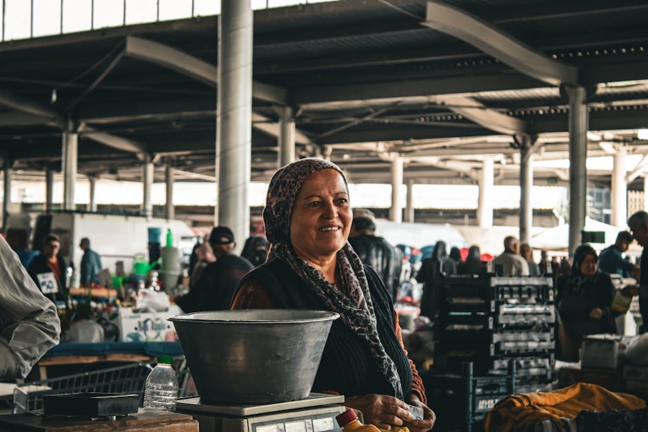 Venditore del mercato locale che sorride vendendo formaggi in una città costiera del Montenegro