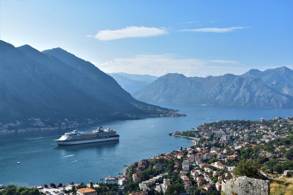 Panoramablick auf die Bucht von Kotor mit Kreuzfahrtschiff, Montenegro