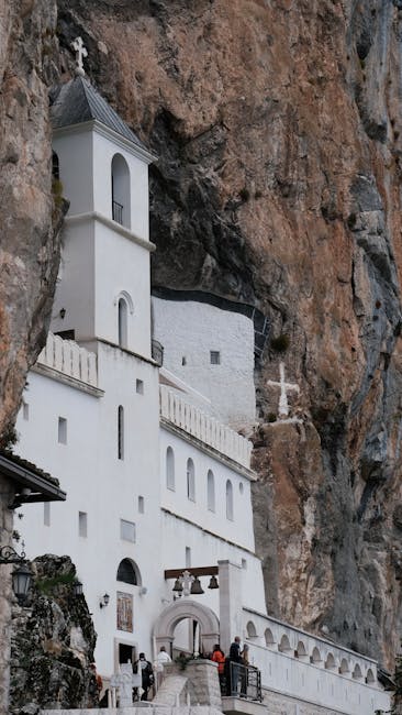 Monastère blanc encastré dans la falaise, site sacré du Monténégro