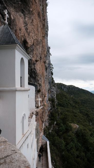 Monastero bianco incastonato nella parete rocciosa sulle montagne del Montenegro