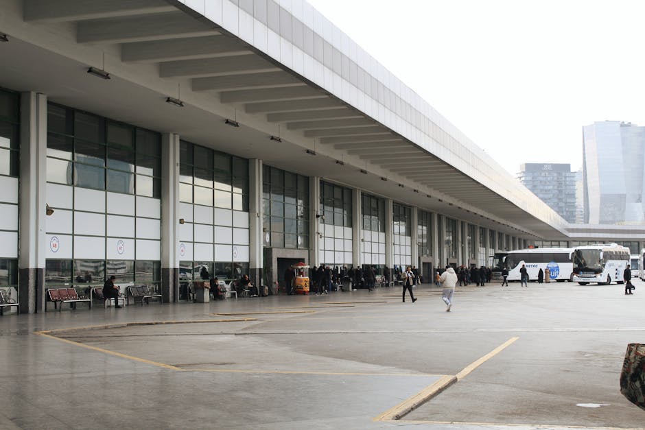 Terminal de bus moderne avec autocars alignés et passagers au Monténégro