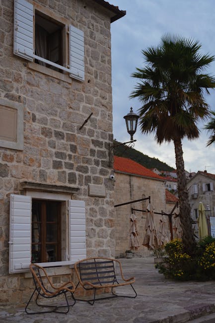 Piccola guesthouse con facciata in pietra in un villaggio costiero del Montenegro