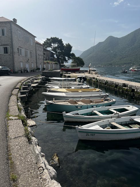 Piccole barche in legno attraccate al porto di Perast