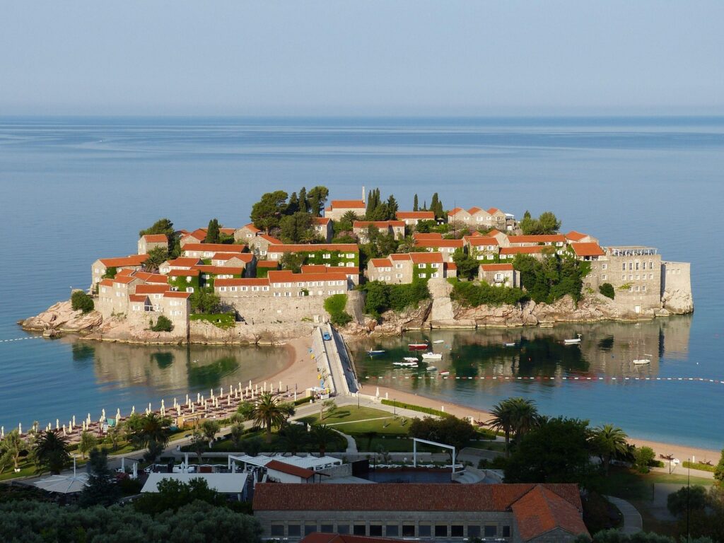 Wysepka Sveti Stefan połączona groblą z lądem, Czarnogóra.