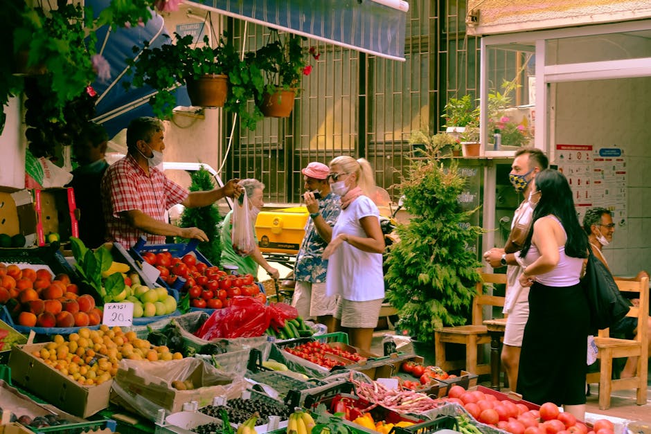 Bancarella di frutta con clienti mascherina nel mercato locale del Montenegro