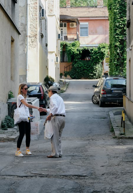 Viaggiatore che stringe la mano al proprietario locale di una guesthouse in Montenegro