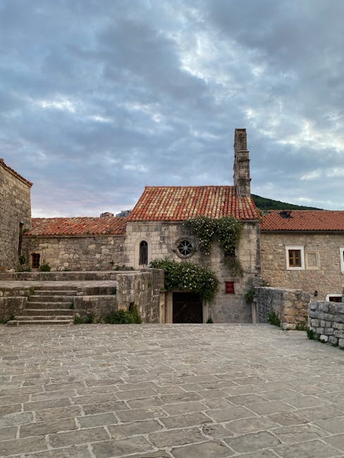 Historische Steinbauten und Innenhof der Altstadt von Ulcinj, Montenegro