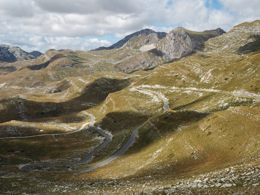 Route sinueuse traversant les plateaux montagneux du parc national du Monténégro