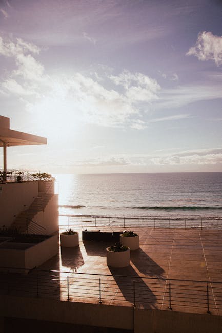 Vista dalla terrazza dell'hotel al sorgere del sole sulla costa albanese