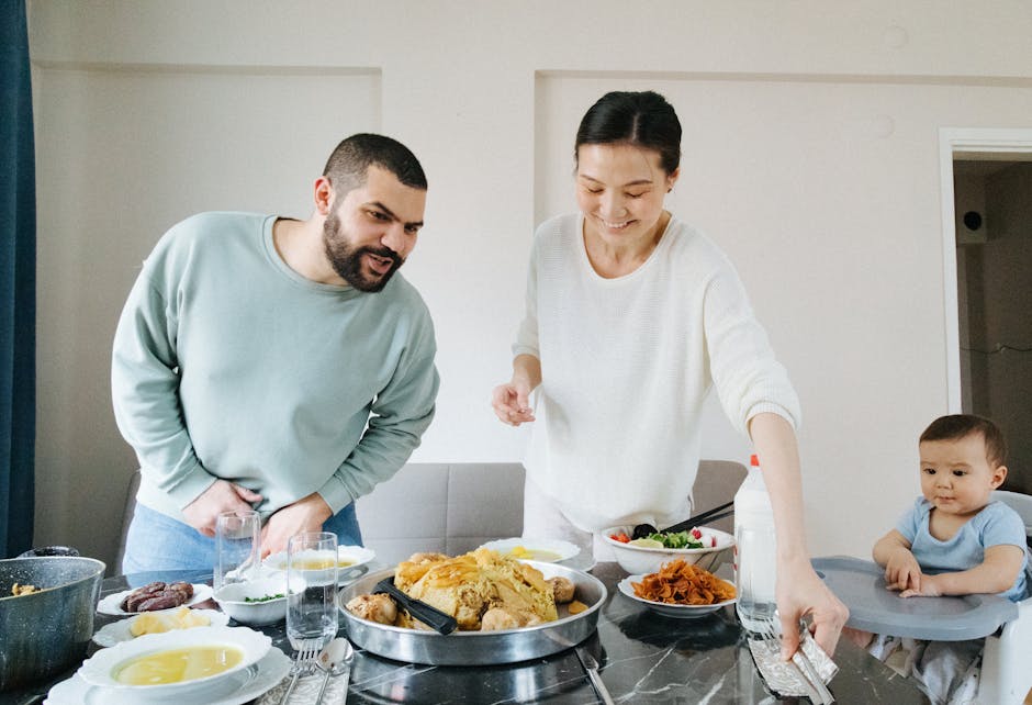 Famiglia albanese che condivide un pasto nella cucina tradizionale
