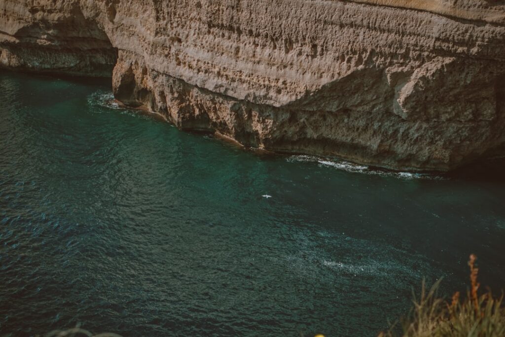 Spiaggia del canyon di Gjipe, scogliera e acqua