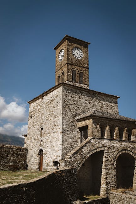 Cortile della fortezza del Castello di Gjirokastër con torri in pietra e vedute