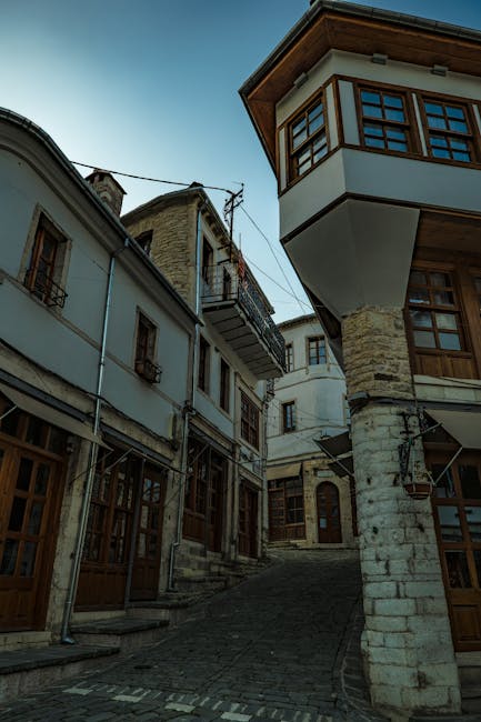 Vecchia casa in pietra di Gjirokastër con persiane in legno, vista strada