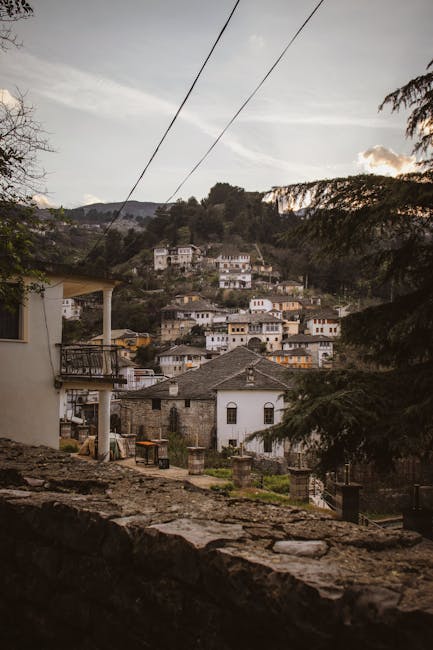 Vista dal balcone di una guesthouse nella città vecchia di Gjirokastër