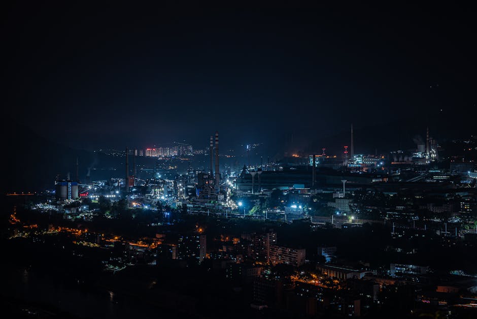 Edifici industriali di Kombinat di notte