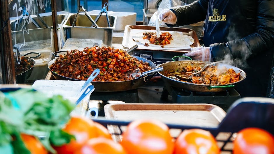 Venditore di street food albanese che prepara byrek al mercato