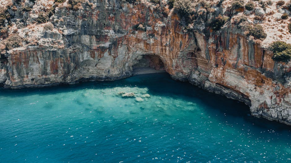 Caletta rocciosa nascosta vicino a Borsh, Albania