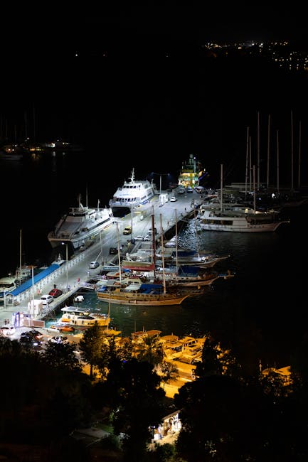 Lungomare di Sarandë vista notturna barche illuminate