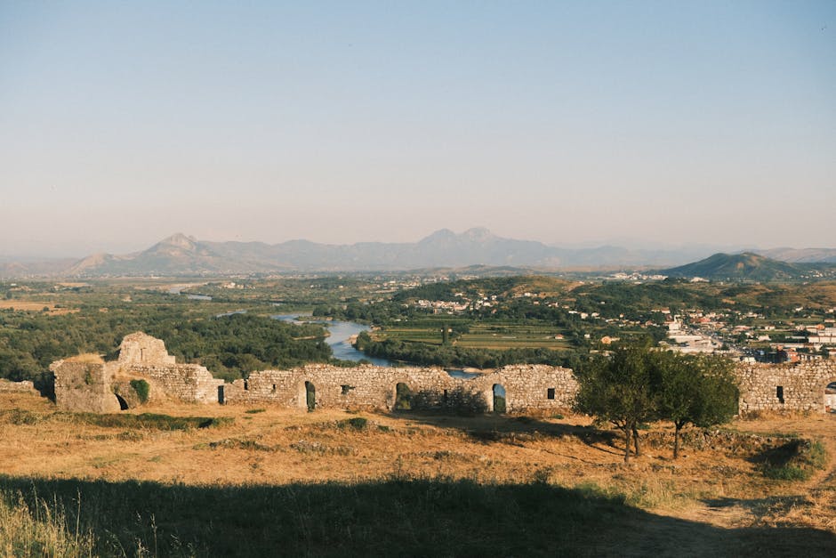Castello di Rozafa a Shkodër al crepuscolo - vista del castello e del lago