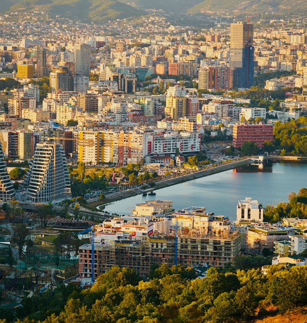 Vista del viale del centro di Tirana in estate