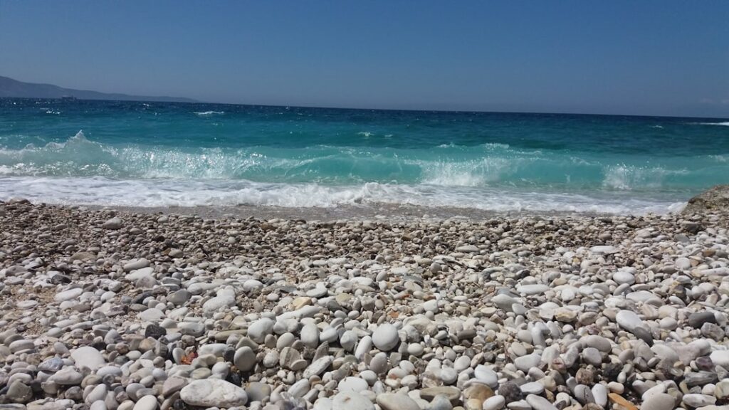 spiaggia sassosa costiera albanese acqua turchese